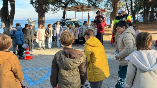 Jandarma minik öğrencilere doğa sevgisini anlattı