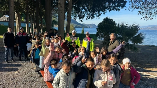 Jandarma minik öğrencilere doğa sevgisini anlattı