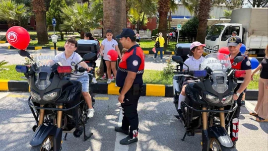 Jandarma, minik öğrencileri ağırladı