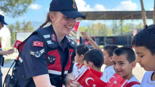 Jandarma, minik öğrencileri ağırladı