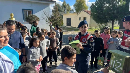 Jandarma, miniklere hayvan sevgisini aşıladı