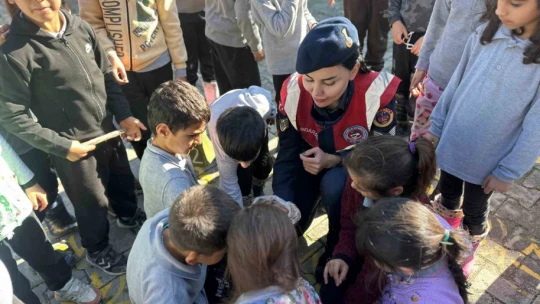 Jandarma, miniklere hayvan sevgisini aşıladı