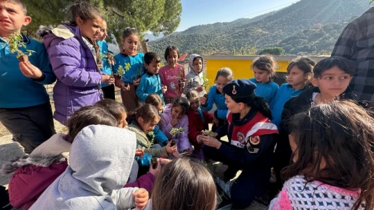 Jandarma, öğrencilere doğa sevgisini aşıladı