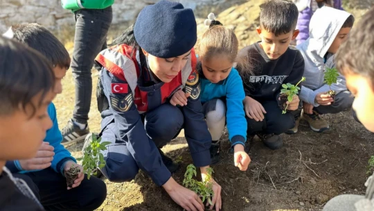 Jandarma, öğrencilere doğa sevgisini aşıladı