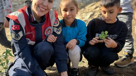 Jandarma, öğrencilere doğa sevgisini aşıladı