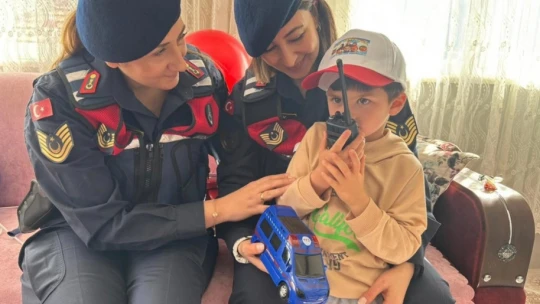 Jandarma, ölümden kurtardığı küçük Aras'ı unutmadı