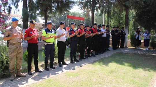 Jandarma, şehitleri kabri başında andı