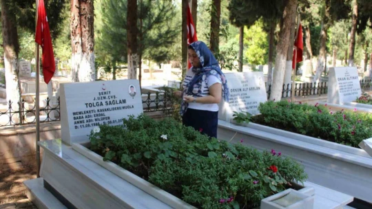 Jandarma, şehitleri kabri başında andı