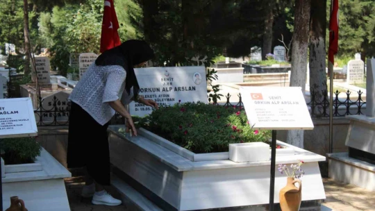Jandarma, şehitleri kabri başında andı