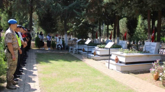 Jandarma, şehitleri kabri başında andı