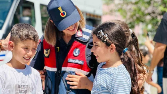 Jandarma sürprizle geldi, çocuklar sevindi