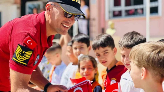 Jandarma sürprizle geldi, çocuklar sevindi