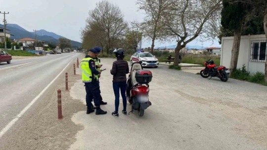 Jandarma, sürücüleri hem denetledi hem bilgilendirdi