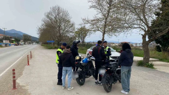 Jandarma, sürücüleri hem denetledi hem bilgilendirdi