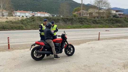 Jandarma, sürücüleri hem denetledi hem bilgilendirdi