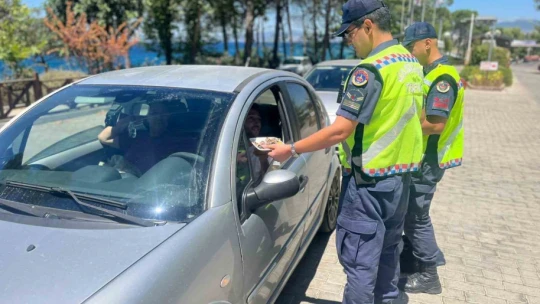 Jandarma sürücüleri hem denetledi hem bilgilendirdi