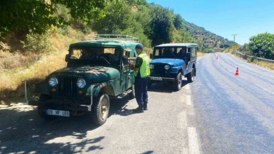 Jandarma sürücüleri hem denetledi hem bilgilendirdi