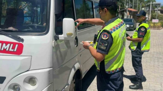 Jandarma sürücüleri hem denetledi hem bilgilendirdi