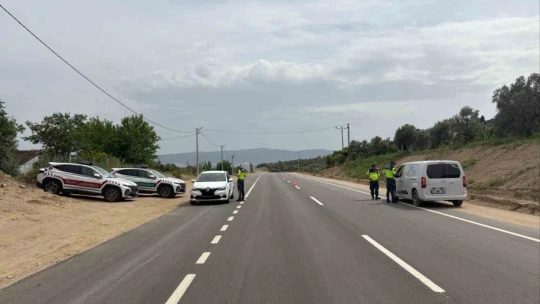 Jandarma trafik kontrollerine devam ediyor