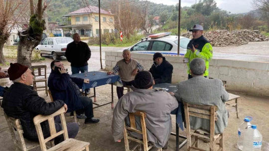 Jandarma, traktör sürücülerini bilgilendirdi