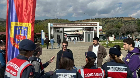 Jandarma üniversite öğrencilerini bilgilendirdi
