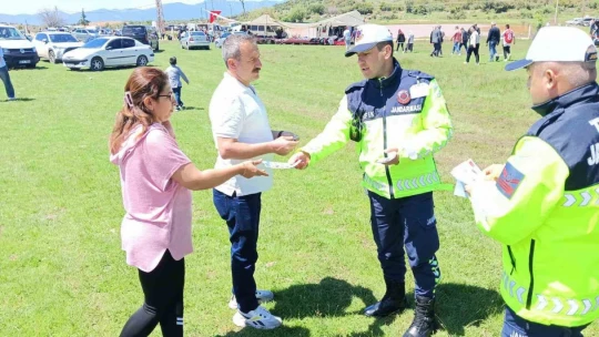 Jandarma, vatandaşlara trafik kurallarını anlattı