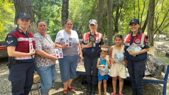 Jandarma yangınlara dikkat çekti, vatandaşları bilgilendirdi