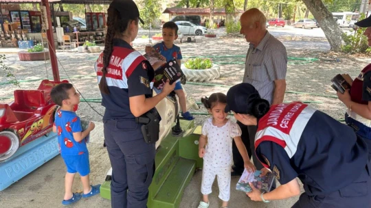 Jandarma yangınlara dikkat çekti, vatandaşları bilgilendirdi