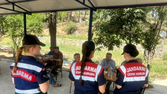 Jandarma yangınlara dikkat çekti, vatandaşları bilgilendirdi