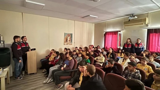 Jandarmadan 183 öğrenciye 'Siber zorbalık' eğitimi