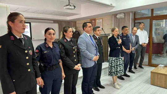Jandarmadan lise öğrencilerine tanıtım