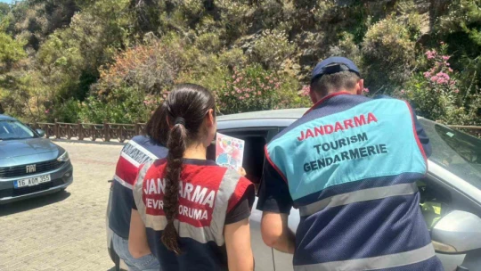Jandarmadan vatandaşlara bayram kutlaması