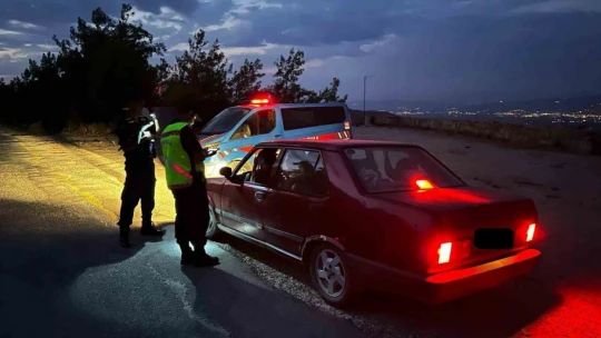 Jandarmanın orman devriyesi sürüyor