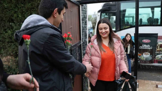 Kadın çalışanlar, kapıda çiçeklerle karşılandı