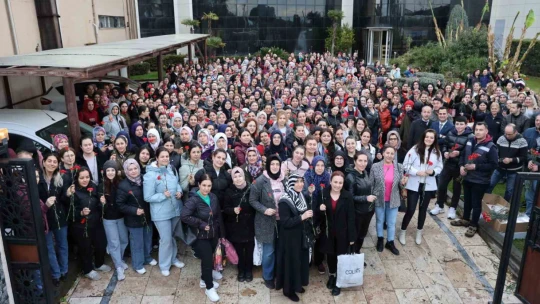 Kadın çalışanlar, kapıda çiçeklerle karşılandı