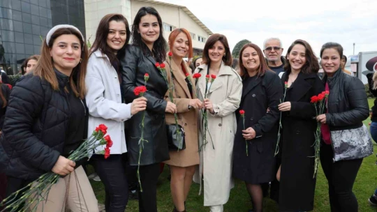 Kadın çalışanlar, kapıda çiçeklerle karşılandı