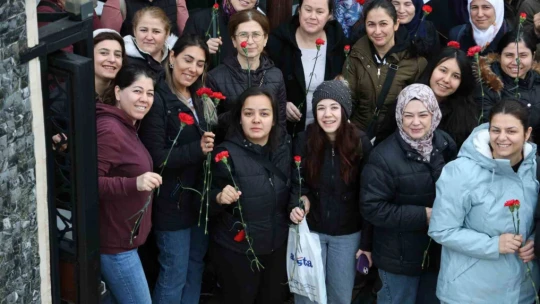Kadın çalışanlar, kapıda çiçeklerle karşılandı