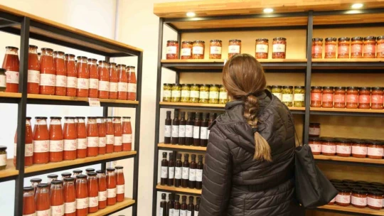 Kadın emeği ürünler Efe Bakkallarda satışa sunuldu