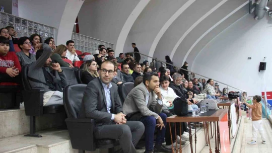 Kadına yönelik şiddetle mücadeleye dikkat çekmek için sahaya çıktılar
