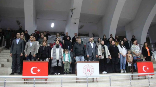Kadına yönelik şiddetle mücadeleye dikkat çekmek için sahaya çıktılar