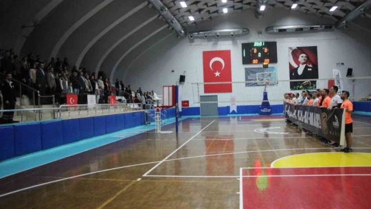 Kadına yönelik şiddetle mücadeleye dikkat çekmek için sahaya çıktılar