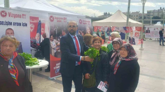 Kadınların gününü maydanoz dağıtarak kutladı