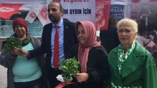Kadınların gününü maydanoz dağıtarak kutladı