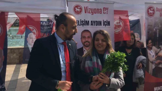 Kadınların gününü maydanoz dağıtarak kutladı