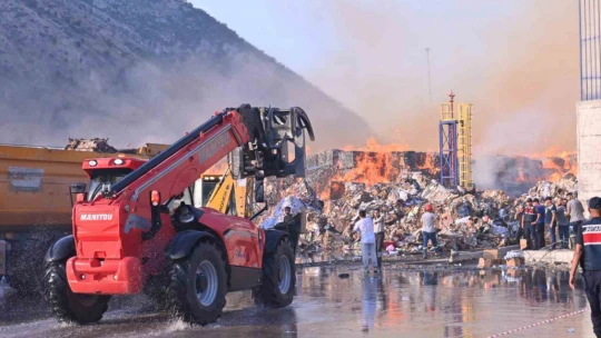 Kağıt fabrikasındaki yangın kontrol altına alındı