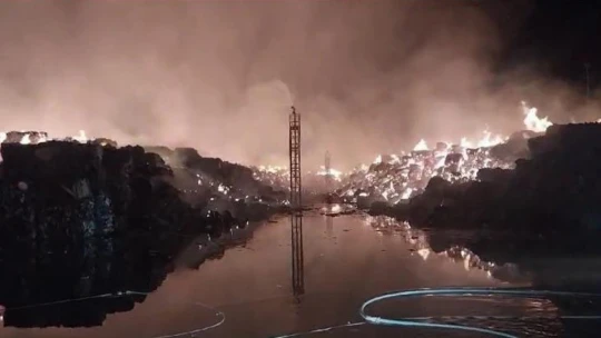 Kağıt fabrikasındaki yangın yeniden alevlendi