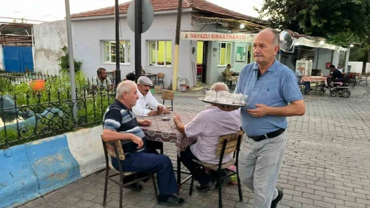 Kahvehane sahiplerinin rekabeti müşteriye yaradı