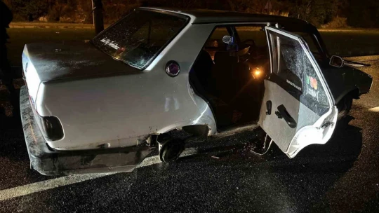 Kaldırıma çarpan otomobilin tekerlekleri yerinden çıktı: 3 yaralı