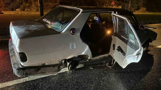 Kaldırıma çarpan otomobilin tekerlekleri yerinden çıktı: 3 yaralı