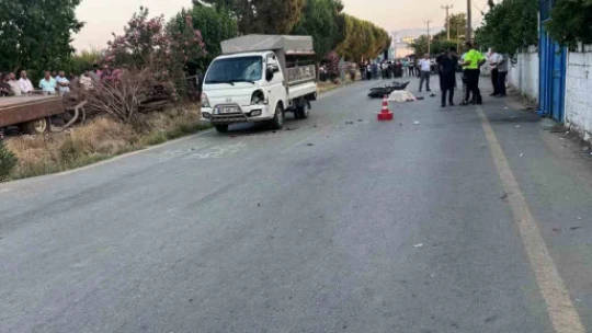 Kamyonet ile motosiklet çarpıştı: 1 ölü, 2 yaralı